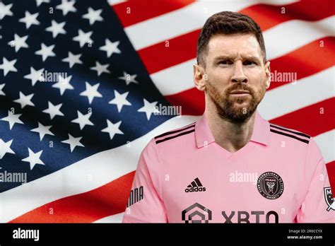 Lionel Messi Con La Camiseta Del Inter Miami Y La Bandera De Estados