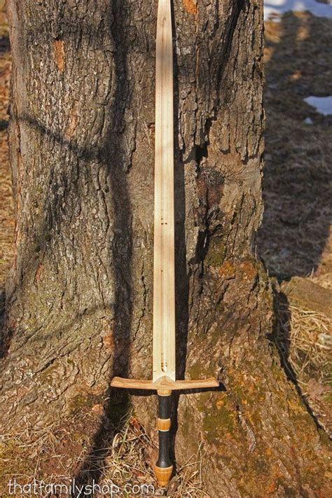 Nimm ein stück holz, das eine planke oder von einem jungen baum sein kann. Aragorn's Strider Ranger Sword LOTR-Inspired Wooden Lord of the RIngs Replica Cosplay Costume ...