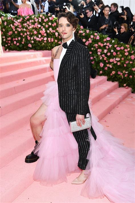 Am ersten tag bei shopping queen in hamburg lästert yulia, was das zeug hält über nicole, die gerade ein outfit für den roten teppich shoppt. Alle Looks vom roten Teppich der Met Gala 2019 ...