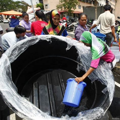 Masyarakat terpaksa membeli air bersih dari pasar ataupun menumpang di saudara. Krisis air bersih di beberapa wilayah Malaysia - BBC News ...
