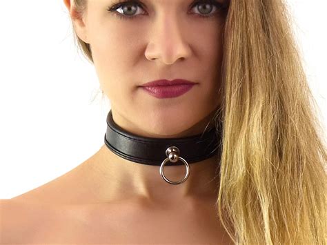 amazon de halsfessel mit ring der o schwarz rot slave halsband schmal bondage leder style schwarz