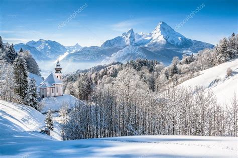 Winterlandschaft In Den Bayrischen Alpen Mit Kirche Bayern