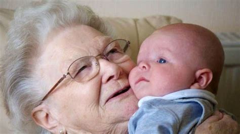 En Suecia darán un sueldo a las abuelas que cuiden a sus nietos de lunes a viernes
