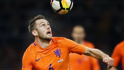 Ronald koeman heeft zijn eerste interland als bondscoach van oranje verloren. 'De Vrij verkiest Inter boven Barcelona en Man City' | NOS