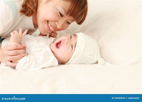 Maman Japonaise Et Son Bébé Image stock Image du joyeux enfant