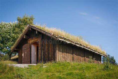 Gammal Byggnad Med Grästaket Vid Havet Arkivfoto Bild av estland