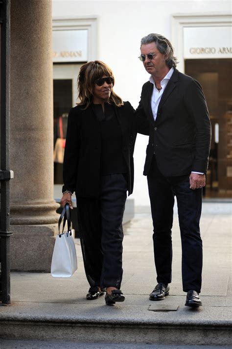 Tina Turner et son mari Erwin Bach sortent d une boutique Armani à