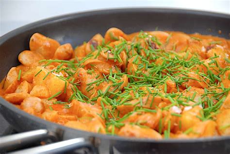 Svensk pølseret opskrift med kartofler løg og pølser via madensverden Asian Recipes Healthy