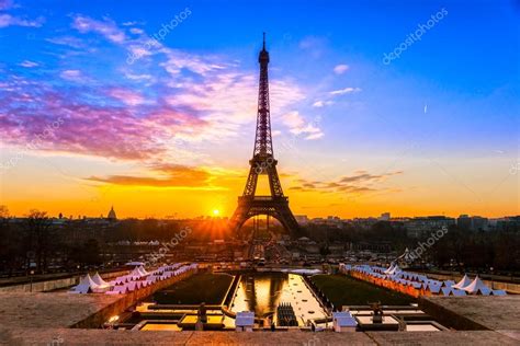 Torre Eiffel all'alba, Parigi . - Foto Stock: Foto, Immagini © masterlu ...