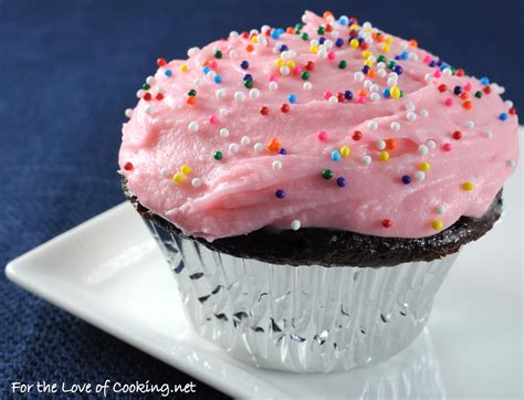 Super Moist Chocolate Cupcakes With Vanilla Buttercream Frosting For