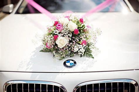 The wedding car decoration kit includes: Autoschmuck für Hochzeit - 55 Dekoideen mit Blumen
