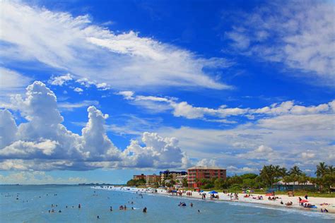 استكشاف شاطئ فورت مايرز وجزيرة سانيبل، فلوريدا