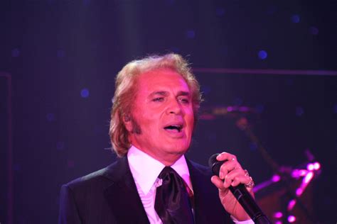 He was determined to return to the uk after his worldwide tour was . Engelbert Humperdinck (cantante) - Wikipedia, la ...