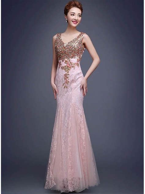 Non farti scappare neanche le straordinarie stampe. Vestito da Sera elegante di Pizzo con ricami e ...