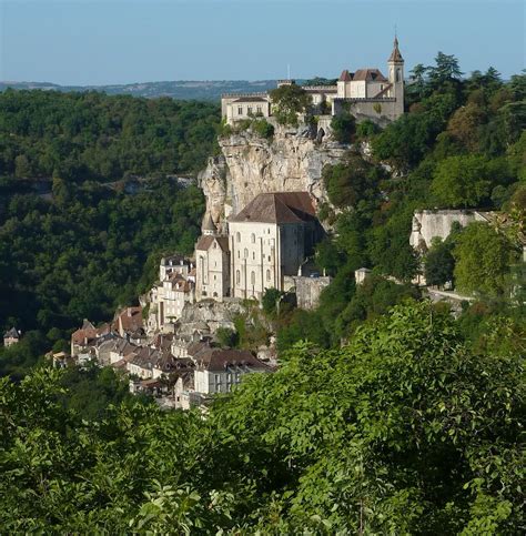 Por varios niveles se accede desde la zona más baja de la ciudad hasta las iglesias, siguiendo un camino que pasa por edificios que se adentran en el acantilado. Cultuur in Rocamadour - Frankrijk | Wiki Vakantie