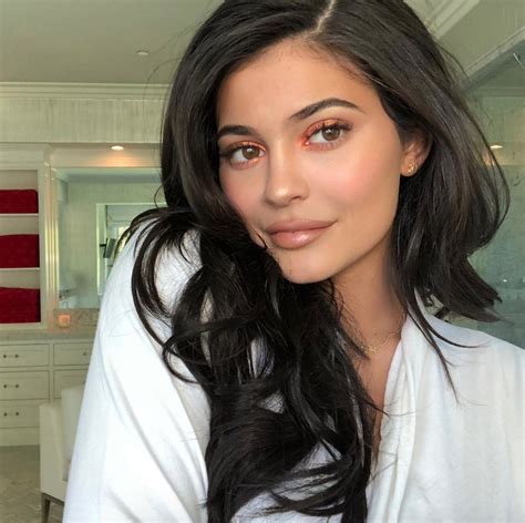 Kylie kristen jenner (born august 10, 1997) is an american media personality, socialite, model, and businesswoman. Kylie Jenner's Makeup Routine is Actually Way Simpler Than ...
