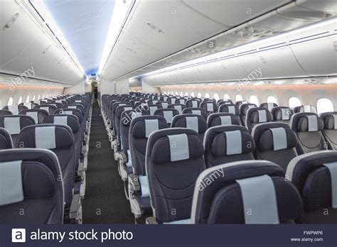 So etwa soll die 777x dieselbe luftfeuchtigkeit haben, welche auch die 787 auszeichnet. Interior of Boeing 787 Dreamliner Stock Photo: 101921406 ...