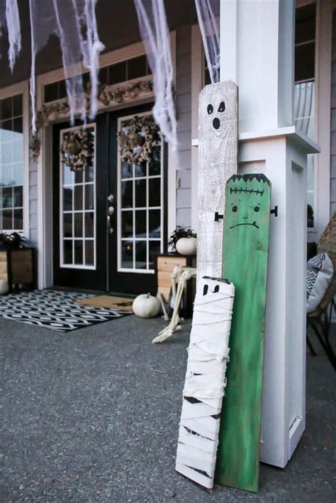 See more ideas about home decor, home decor hacks, decor. 20 Cheap Outdoor Halloween Decorations - Craftsy Hacks