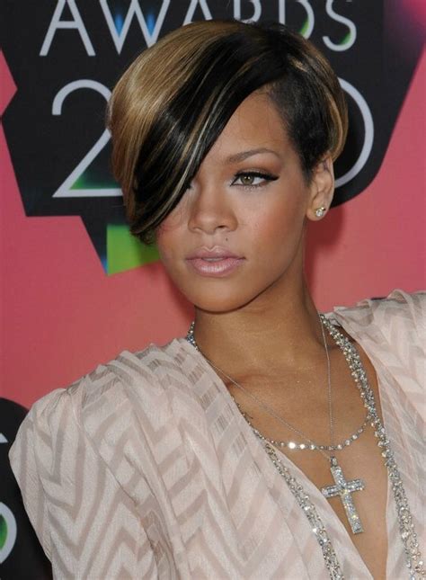 Rihannas New Short Hairstyle With A Short Clip That Moved Over Her Ears