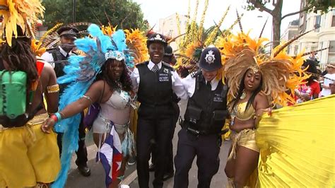 Top Cop Joins Rank And File Police Officers Dancing With Notting Hill Carnival Goers Itv News