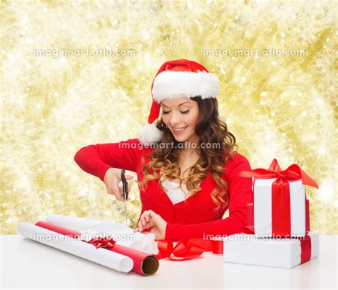Smiling Woman In Santa Helper Hat Packing T Boxの写真素材 110488896