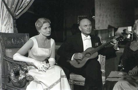 Ingrid Bergman y Yul Brynner en el set de Anastasia film del año