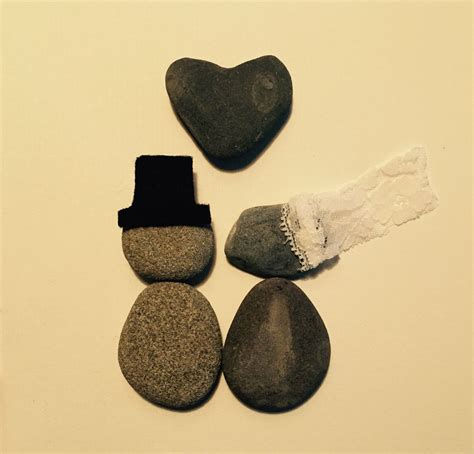 Wedding couple pebble art | Pebble art, Painted rocks, Rock art