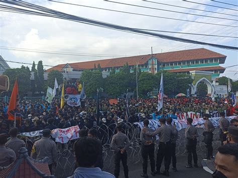 demo mahasiswa di gedung dprd jatim polisi kerahkan 2 448 personel