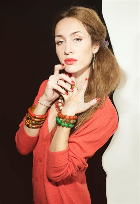 Retrato De Una Mujer Joven Hermosa Con La Manicura Roja Foto De Archivo Imagen De Color