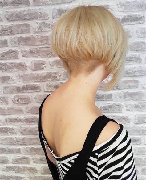 Attention, pas de carré plongeant à l'horizon, on privilégie la symétrie au niveau du menton. Carré plongeant blond - la tête la première - OBSiGeN