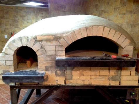 I understand that brick pizza ovens can reach temperatures beyond 800 f., but for most home ovens, the maximum temperatures dangle in the range of 450 plus or minus a few degrees. Pizza Quixote: Building a High Heat Pizza Oven