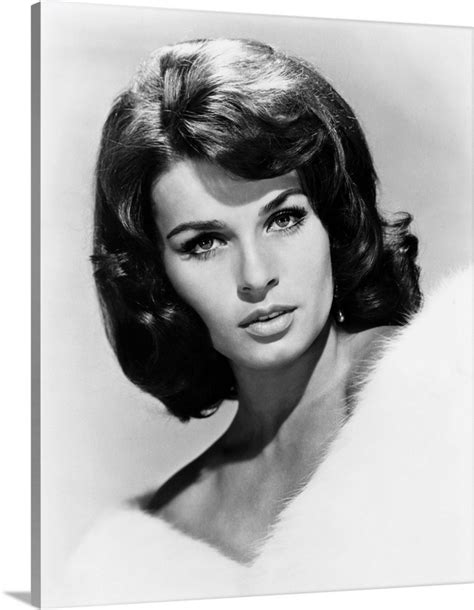 Natočila dva singly pro německý trh, které se postupně objevovaly relativně rychle. Beautiful pictures of Senta Berger - Richi Galery