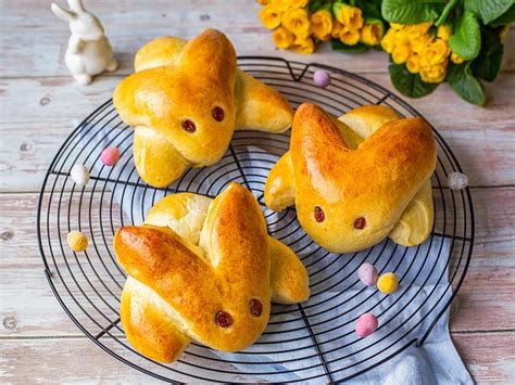 Süße Osterhasen aus Hefeteig Rezept