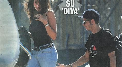 Qual è il numero usato da valentino rossi? Valentino Rossi innamorato: volo privato con la sexy ...