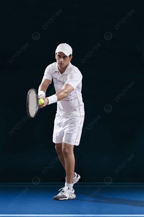 Background Panjang Penuh Pemain Tenis Pria Bersiap Untuk Melayani Foto