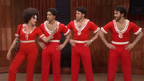 Molly Shannon Brings Back Sally Omalley On Snl And The Jonas Brothers