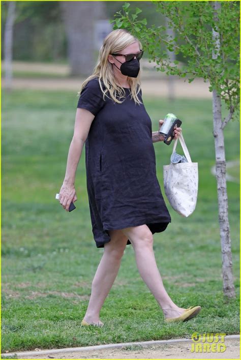 Photo Kirsten Dunst Spotted For First Time Since Pregnancy Reveal 19
