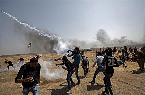 Gaza Migliaia Di Manifestanti Al Confine Con Israele Lettera43