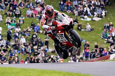 bsb leader tommy bridewell steadies himself with cadwell park fight back bikesport news