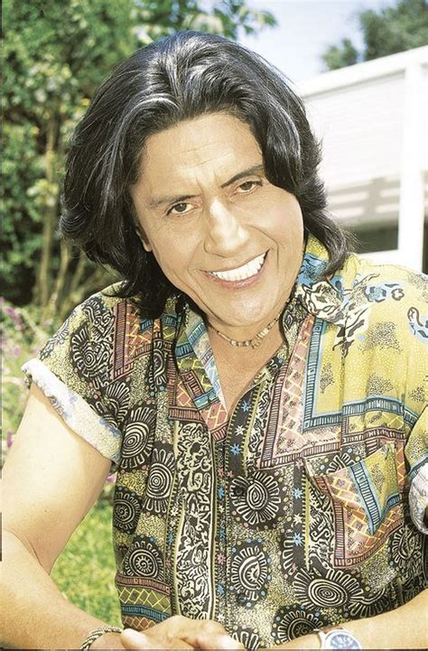 Una vez aquí ali, debe enfrentarse a la exclusión y a la incredulidad de sus capacidades por parte de supervisor inmediato dr. 'Milagros'