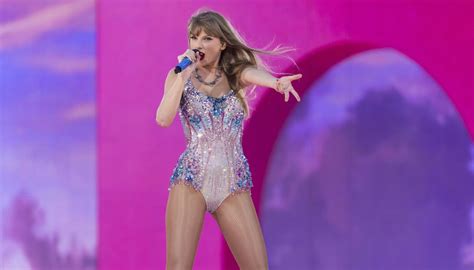 Taylor Swift Conquers Chicago In First Of Three Sold Out Chicago Shows Allsides