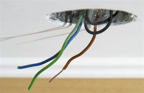 Common types of electrical wiring used in homes. Common Types of Electrical Wire Used in Homes