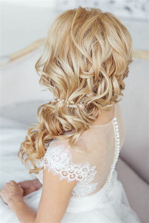 There are even hair salons dedicated specifically to curly hair. 22 Bride's Favorite Wedding Hair Styles for Long Hair | Deer Pearl Flowers