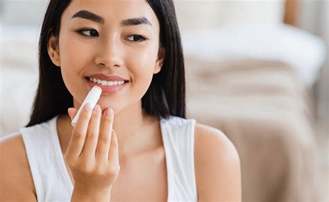 Lip Care Tips सर्दियों में फटे होंठों से राहत पाने के लिए अपनाएं ये