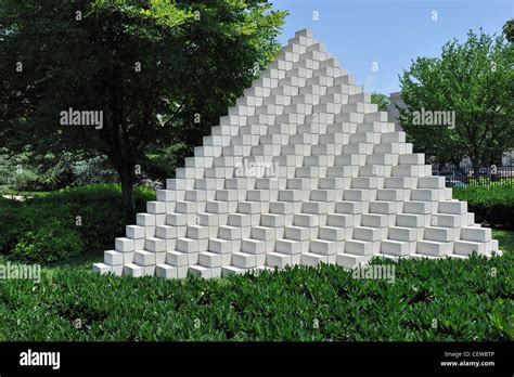 Pirámide Four Sided Por Sol Lewitt En El Smithsonian Jardín De