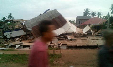Gelombang raksasa tsunami menghancurkan aceh 26 desember 2004. Pemerintah Pusat Bantu Rehab 273 Rumah Korban Gempa Aceh ...