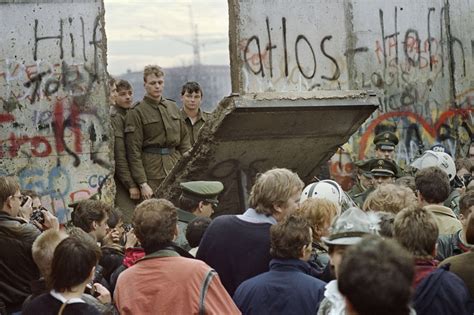 The Fall Of The Berlin Wall Parallels Germanys Open Door To Refugees