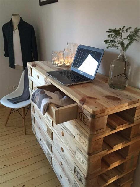 These ten projects are sure i refinish furniture for a living and staging that furniture for photographs is part of the job, so. 10 Outstanding DIY Pallet Furniture That Will Take Your ...