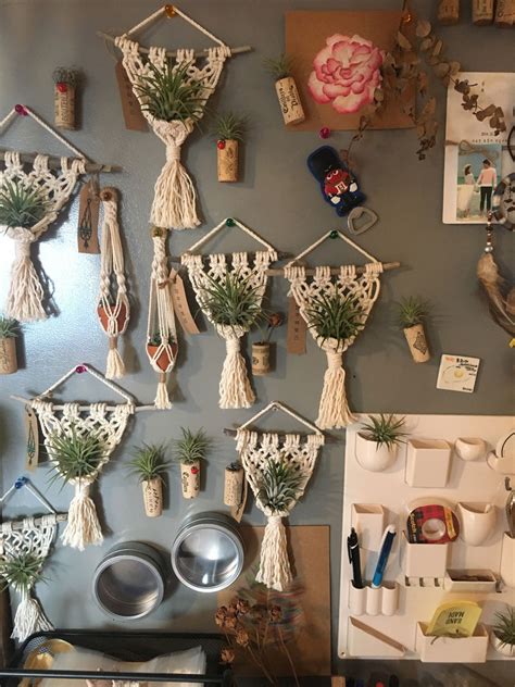 Making fabulous handicrafts with macrame knotting. 마크라메