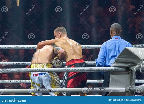 Oleksandr Usyk Y Mairis Briedis Durante Su Boxeo Luchan Imagen De